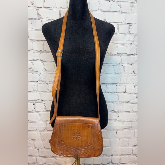 VINTAGE HANDCRAFTED PERFORATED LEATHER CROSSBODY SHOULDER SADDLE BAG WESTERN - Picture 11 of 12